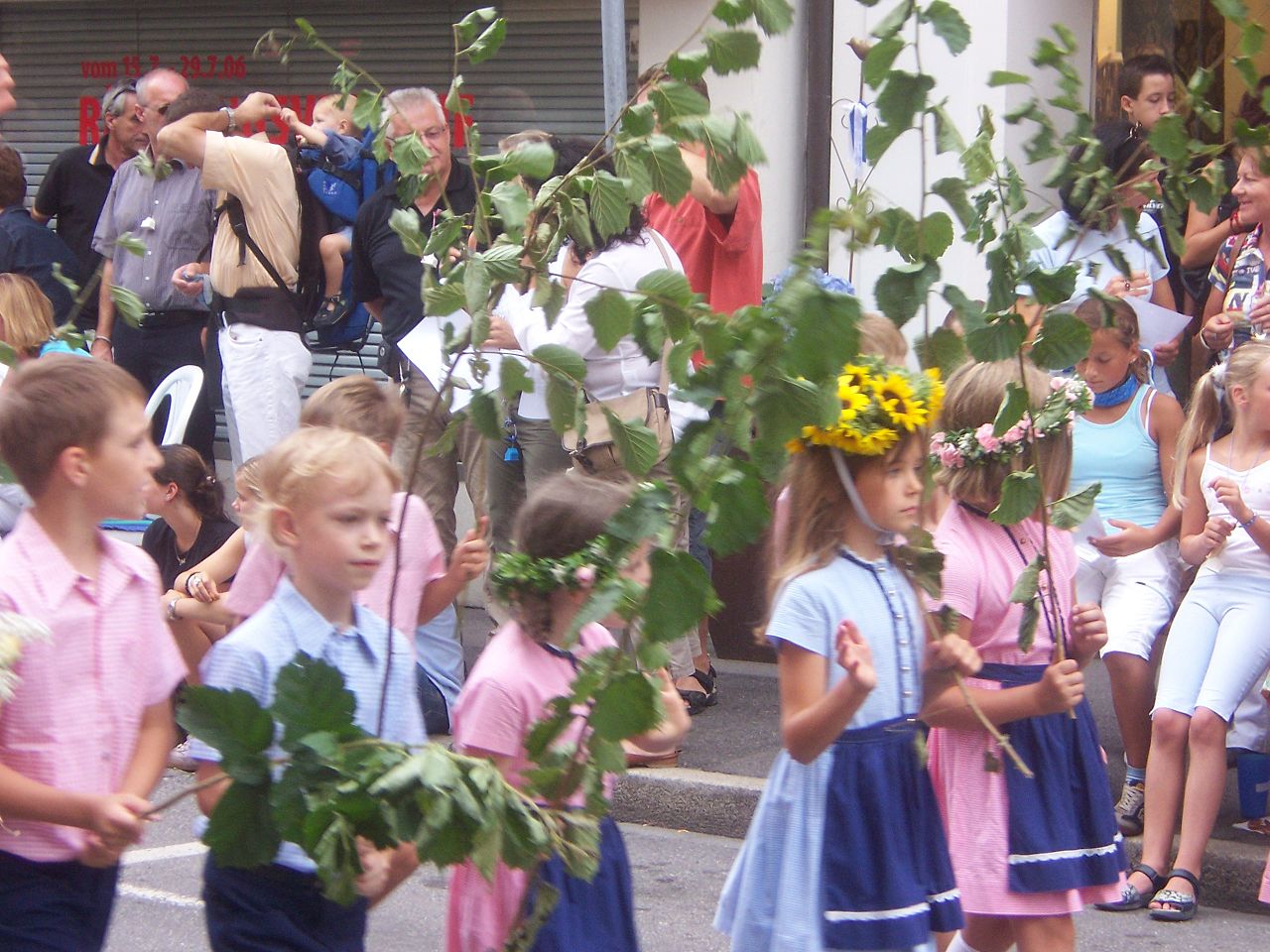 Rutenfest 2008 Festzug Kinder mit Ruten.jpg