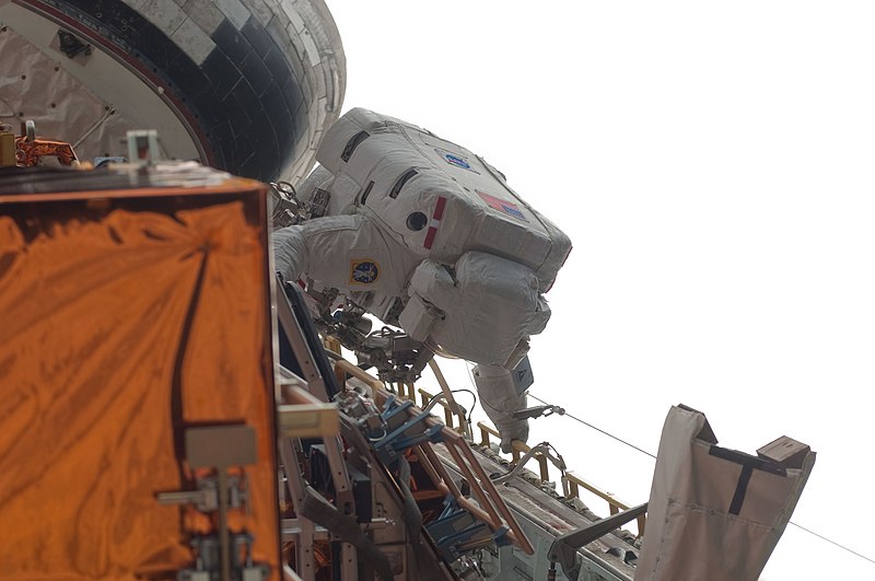 File:S125E008665 - STS-125 - STS-125 MS4 Massimino during EVA4 - DPLA - 3f7ed6f2ef526e3b8ff3dee88480d53e.jpg