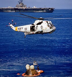 SH–3A Sea King az Apollo–17 űrhajó űrhajósait csörlőzi, a háttérben a USS Ticonderoga