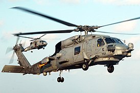 SH-60B og SH-60F lander på dekket til hangarskipet USS Kitty Hawk (CV-63)