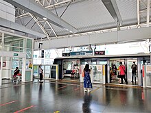 A West Loop-bound LRT train stopping at Sengkang. STC Sengkang Platform 1.jpg
