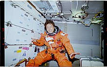 Chiaki Mukai en apesanteur dans la navette Columbia lors de son premier vol dans l'espace.