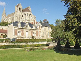 Saint-Leu-d'Esserent - Mairie et abbatiale.jpg