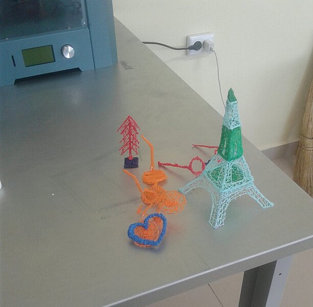 File:Samples of 3D printer products. School workshop.jpg