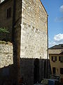 O sólido flanco do Palazzo dei Cugnanesi.