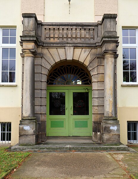 File:Schule Pestalozzistraße 1 Schönebeck - Haupteingang.JPG