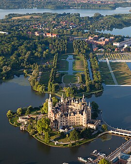 Schwerin Palace, sidejo de la Landtag, estas unu el pli ol 2000 palacoj kaj kasteloj en la ŝtato.