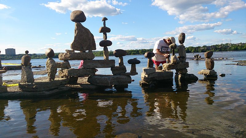 File:Sculpture de pierres balancées des rapides Remic Ottawa John Felice fondateur en action3.jpg