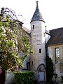 L'hôtel du Flamant, ancienne sous-préfecture, consiste d'un bâtiment gothique du XIVe siècle (dont cette tourelle d'escalier) modifié au XVe siècle, et d'un bâtiment XVIIIe siècle.