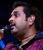 (6 aprilo 2013) (foto - Jim Ankan Deka) Shankar Mahadevan rezultante kun Shankar-Ehsaan-Loy-triopo ĉe Idea Rocks India koncerto en Bengaluro.