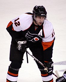 Foto de Simon Gagné com o número 12 do Philadelphia Flyers.