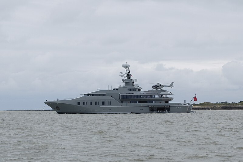 File:Skat (yacht) fort Boyard - ile d'Aix.jpg