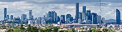 Skylines of Brisbane CBD през юни 2019 г., видян от Падингтън, Куинсланд (изрязан) .jpg