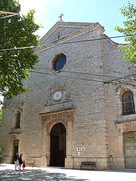 Grande façade sobre en pierres brutes, avec une petite porte centrale et une petite baie octogonale, surmontée d'un fronton triangulaire surbaissé.