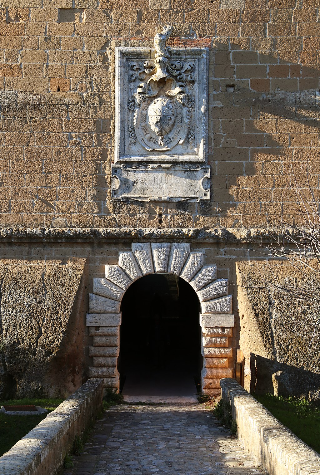 Sorano, rocca orsini, 12 stemma orsini-aldobrandeschi