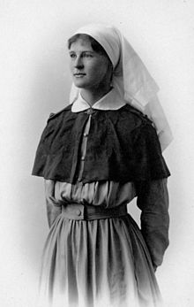 WWI Australian Nurse Ella McLean, shown wearing tippet StateLibQld 1 193271 Nurse Ella McLean.jpg