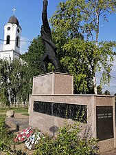 Statue in Белегиш.jpg