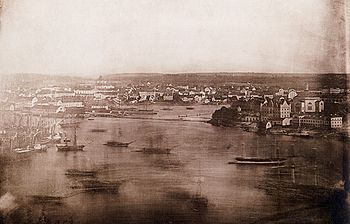 Stockholm fra Mosebacke 1846. 
 Daguerreotypi-panorama i to dele som udgør det første kendte fotopanorama af Stockholm. 
 Bevægelsesoskærpa opstod igennem ekstremer lange eksponeringstider.
