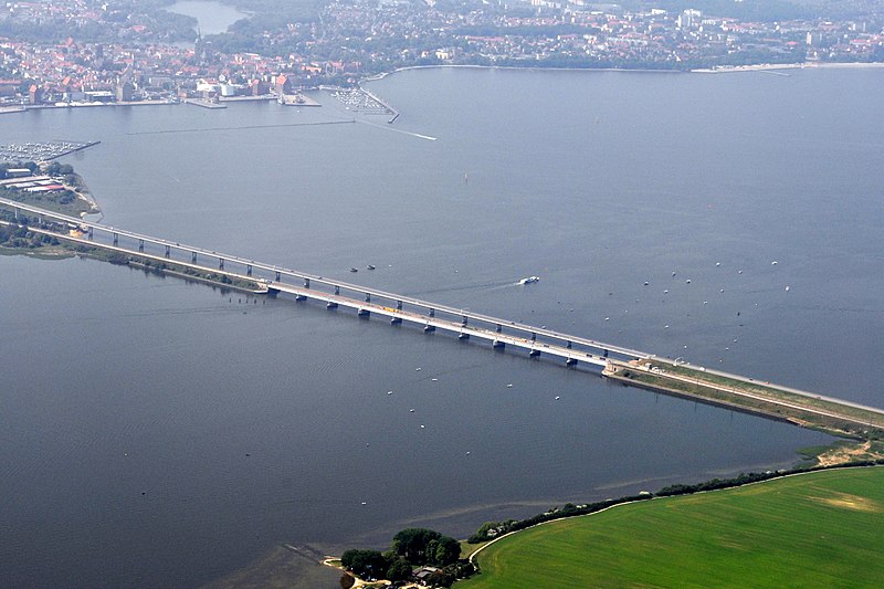File:Stralsund, Rügendammbrücke und neue Rügenbrücke über den Strelasund (2011-05-21).JPG