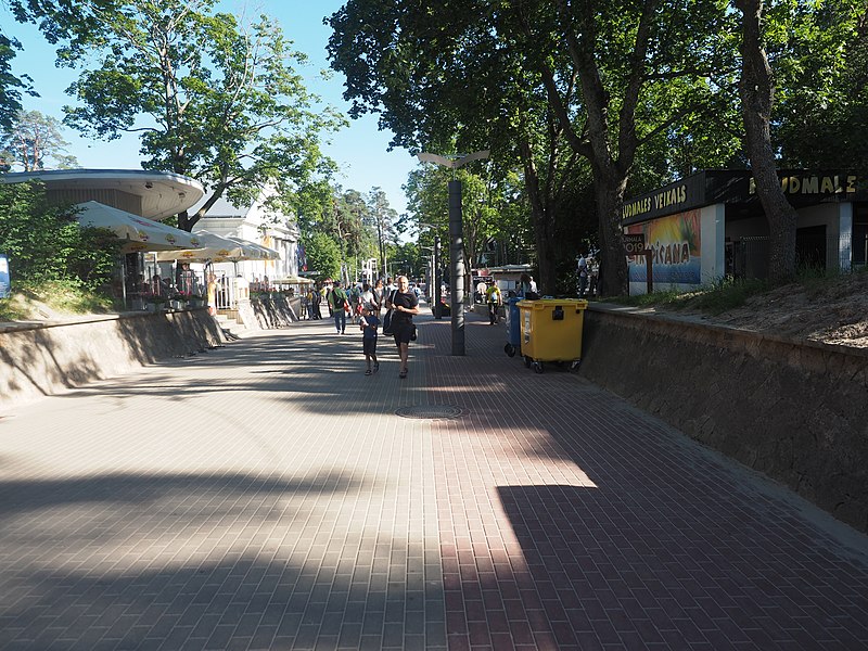 File:Street view of Jurmala.jpg