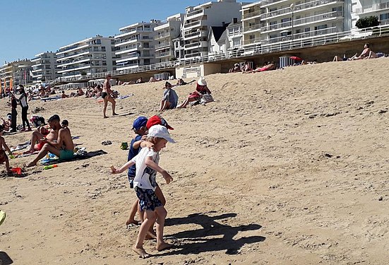 La Baule, France, Loire-Atlantique, trois jeunes enfants et leurs ombres