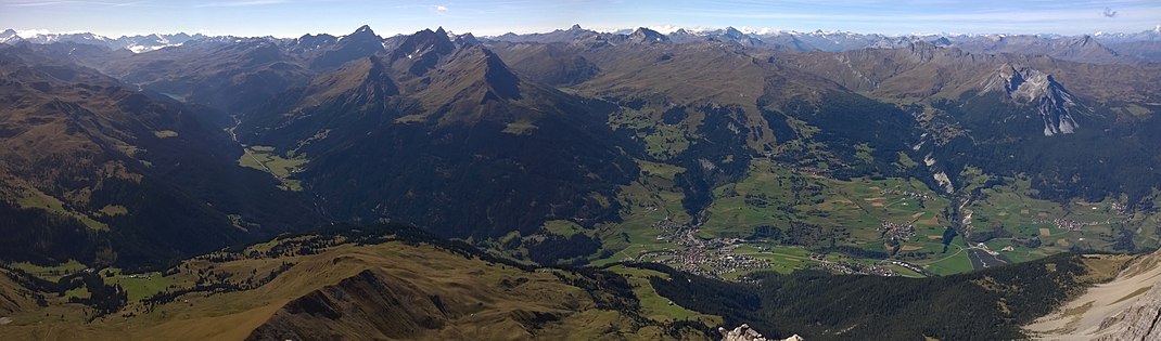 Panorama obce Surses: Salouf, Parsonz (nahoře), Riom (uprostřed), Cunter (dole), Savognin, Tinizong (skrytý v údolí), Rona, Mulegns, Sur (skrytý), Marmorera (u jezera) a Bivio.