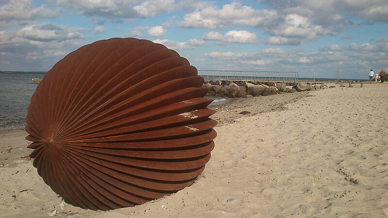 File:Svulpture By The sea - Aarhus 2013.jpg