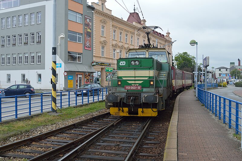 File:Tábor, nádraží, vlak z Bechyně.jpg