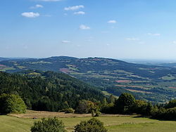 Ředice (vpravo) a Tábor z Kozákova