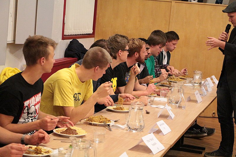 File:Täffä - Spaghetti eating contest (10313993593).jpg