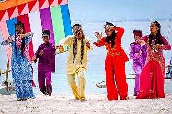 Tausug Tribe dancing wearing their traditional costume. Photograph: Heigen18 (CC BY-SA 4.0)