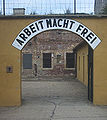 Портите на лагера Терезиенщат със стандартния надпис „Arbeit macht frei“