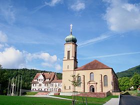 La basilique Notre-Dame de Thierenbach avec son nouveau parvis