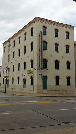 Thomas Driver & Sons Manufacturing Company نمای جلو 134 S. Main St.، Racine، WI.jpg