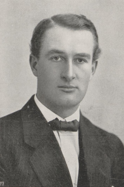 Thoralf Klouman - portrettfoto i Vaarkatten 1917 (cropped).png