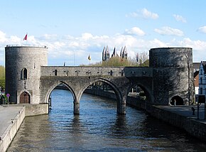 Il Pont des Trous sulla Schelda con la cattedrale sullo sfondo