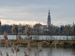 Pohled na zámek v Tovačově od Hradeckého rybníka