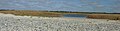 Baie d'Audierne (Tréogat) : l'étang de Trunvel vu du cordon de galets du littoral de la Baie d'Audierne