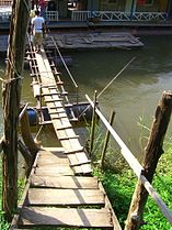 タイ、2枚の板材での歩行者用の橋