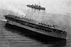 USS Langley (vpředu) u břehů San Diega (1928)