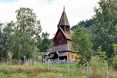 Veduta tal-knisja u tal-muntanji.