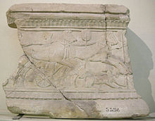 Two trigae teams on an Etruscan cinerary urn Urnetta cineraria da chiusi con cavalli.JPG