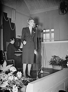 Lynn sings at a munitions factory in wartime Britain, early 1941.