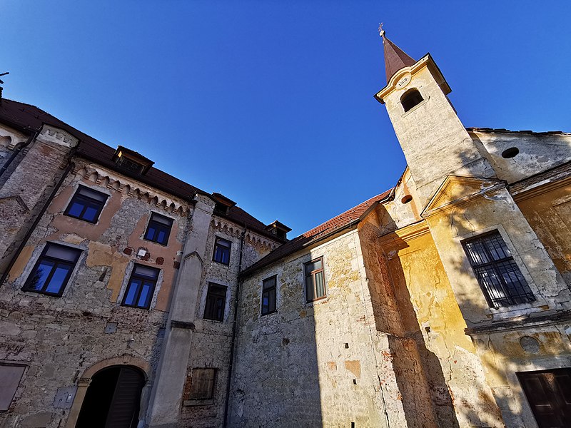 File:Vhod v Konferenčni center Polzela in opuščeno cerkev.jpg