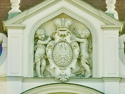 Герб Крайны на главном фасаде