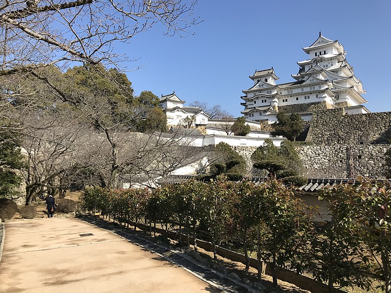 File:View of Tenshu of Himeji Castle near Keshoyagura Turret 2.jpg