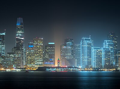 San Francisco Ferry Building pada malam hari. Gedung ini dibangun pada tahun 1898 dan merupakan tempat bagi kapal feri berlabuh di Teluk San Francisco. Di atas gedung ini, terdapat menara jam setinggi 75 meter yang dapat dilihat dari Market Street, jalan raya utama San Francisco.