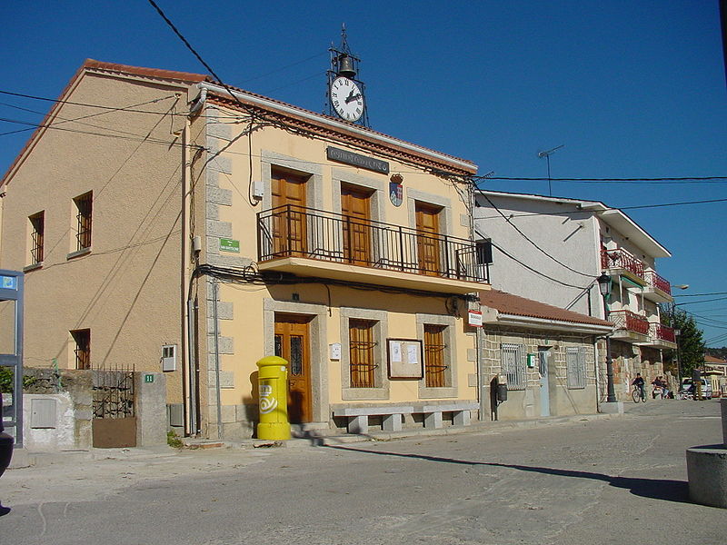 File:Vista de Ayuntamiento y casas en Navalafuente.jpg
