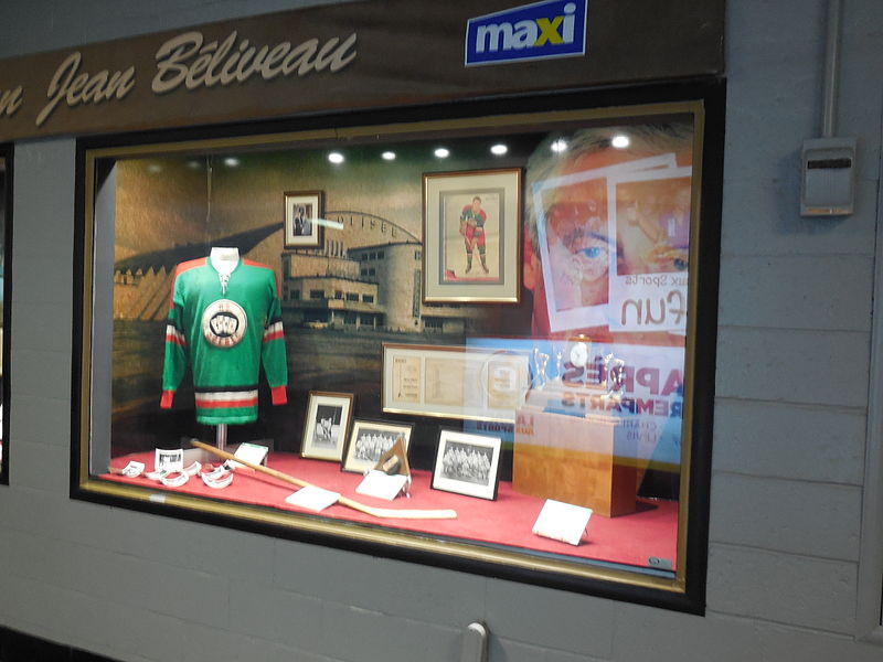 File:Vitrine Collection Jean Béliveau - 02.JPG