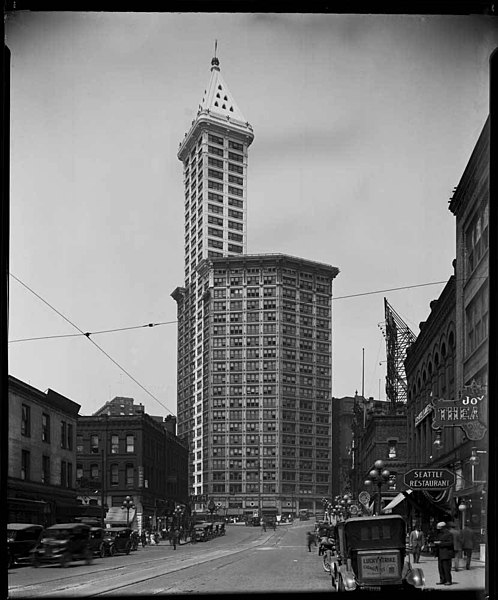 File:Washing the Smith Tower, ca 1925 (MOHAI 5849).jpg